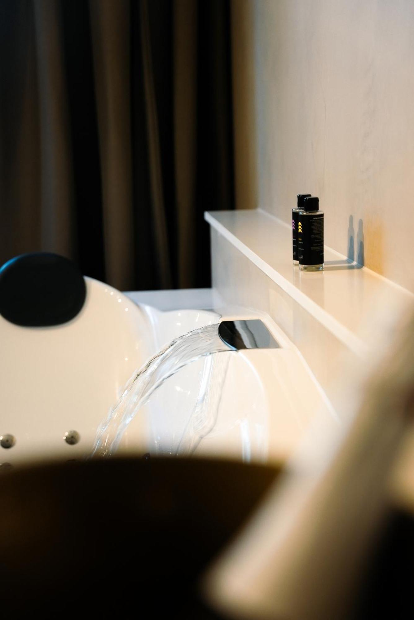 Moergestel The Lodge Bed & Wellness Oisterwijk Sauna, Jacuzzi, Luxury מראה חיצוני תמונה